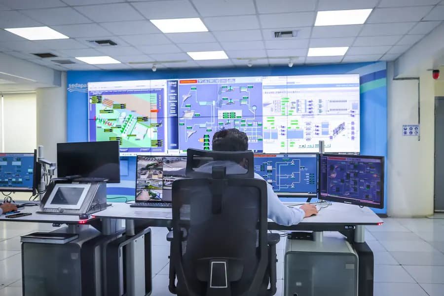 Operator monitoring a real-time industrial intelligence control room